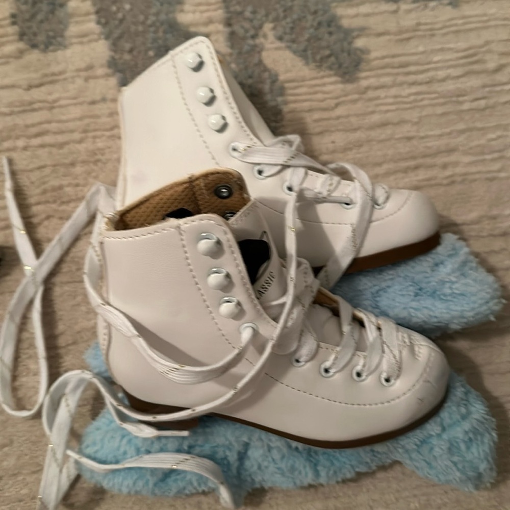 DBX Girls Figure Skates with blade covers